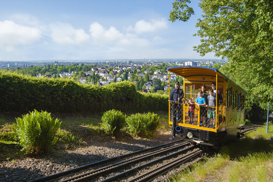Pünktlich zu den Osterfeiertagen fährt die Nerobergbahn wieder durch Wiesbaden.