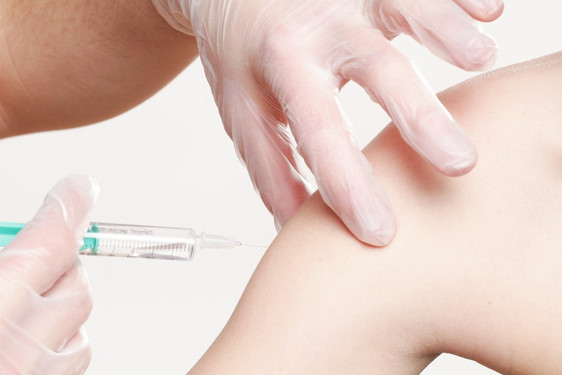 Die hessische Landesregierung bereitet sich auf zukünftige Corona-Impfungen vor.