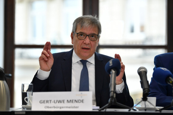 Oberbürgermeister Gert-Uwe Mende informierte in der Stadtverordnetenversammlung über die aktuellen Maßnahmen.
