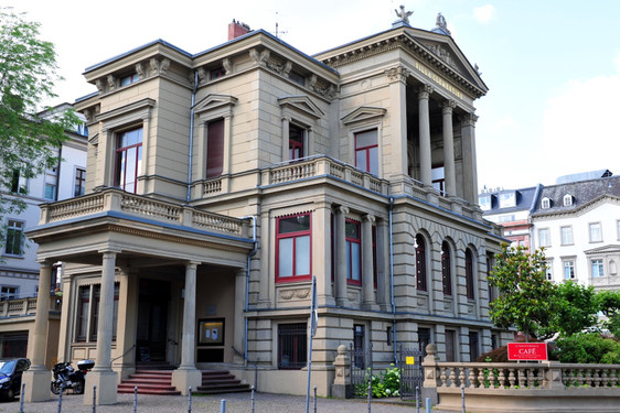 Im Literaturhaus Wiesbaden startet ein Angebot für Jugendliche und Erwachsene mit Migrationshintergrund.