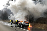 PKW brennt auf A3, Freiwillige Feuerwehren aus Wiesbaden leiten Brandbekämpfung ein