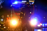 Unbekannter zündeten am Freitagabend einen Mülleimer in der Reisinger Anlage in Wiesbaden  an. Die Feuerwehr löschte die Flammen.