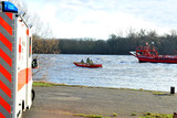 Rettung eines Rhein-Schwimmers am Freitag im Bereich von Wiesbaden von Feuerwehr und Polizei.