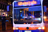 Ein 66-jähriger Wiesbadener wurde in der Nacht zum Sonntag in einem Linienbus zuerst bespuckt und beleidigt. Anschließend wurde er geschlagen und am Boden liegend getreten.