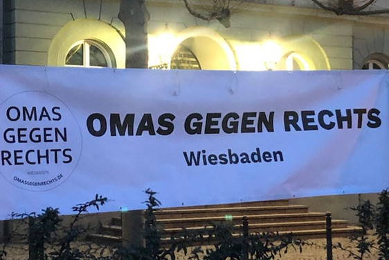 OMAS GEGEN RECHTS bei der Mahnwache für die Opfer von Hanau auf dem Luisenplatz Wiesbaden