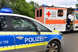 Zu einem Verkehrsunfall zwischen einer Fußgängerin und einem Pkw kam es am Donnerstag auf der Biebricher Allee in Wiesbaden. Die Fußgängerin wurde dabei verletzt. Rettungskräfte versorgen die Jugendliche.