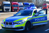 Die Autobahnpolizei hat alkoholisierte Lkw-Fahrer:innen an der Abfahrt gehindert