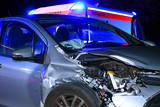 Pkw-Fahrer fuhr in der Nacht zum Samstag über eine rote Ampel und krachte dabei auf einer Kreuzung in Wiesbaden in einen Linienbus. Zwei Personen wurden dabei verletzt.