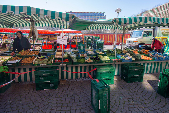 Wiesbadener Wochenmarkt während der Corona-Krise: Einkaufen an frischer Luft mit reichlich Abstand.