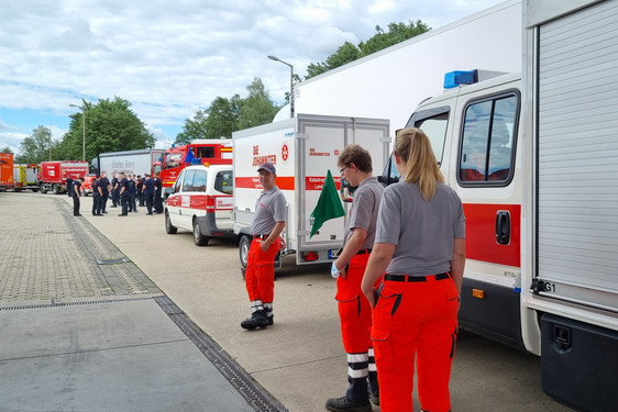 Kräfte von Feuerwehr und Rettungsdienst aus Wiesbaden unterstützen bei der Unwetterlage in Nordrhein-Westfalen