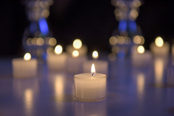 Am bundesweiten Gedenktag entzündet OB Mende im Rathaus eine Kerze für die Corona-Toten.