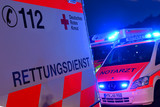 Ein Auto kollidierte am Montagabend in Wiesbaden mit einem Linienbus. Dabei zogen sich vier Insassen Verletzungen zu. Rettungskräfte versorgen die Betroffenen.