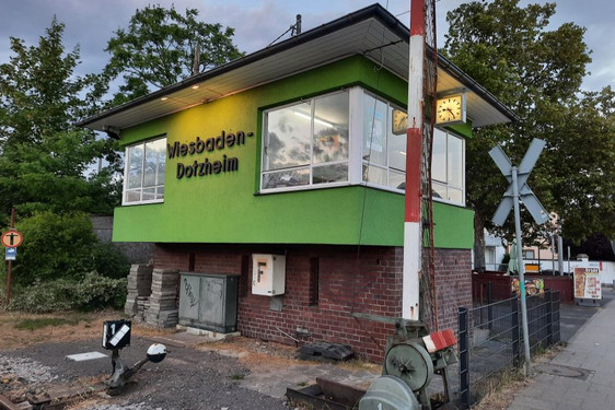 Die Nassauische Touristikbahn nutzt die Kulturtage in Wiesbaden-Dotzheimer, um erstmals das frisch renovierte Stellwerk „Df“ am neu sanierten Bahnübergang Wiesbadener Straße vorzustellen.