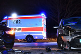Zwei Autos krachten am Samstagabend in Mainz-Kastel zusammen. Vier Personen wurde dabei verletzt. Rettungssanitäter versorgten die Betroffenen. Die Polizei ermittel, wie es zu dem Unfall kam. Crash-Gaffer prügelten sich.