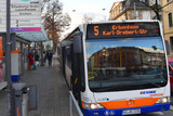 Mobilitätstraining: Sicheres Busfahren für Seniorinnen und Senioren in Wiesbaden.