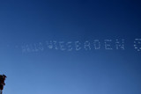 Kunstflieger der Firma "Skytexter“ überraschen mit Botschaften am Himmel über Wiesbaden.