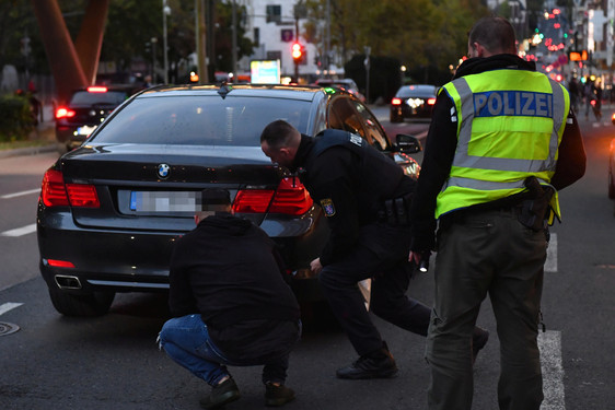 Verkehrskontrolle: Raser, Poser und illegale Tuner im Visier. Die Polizei kontrollierte am Freitagabend in der Schwalbacher Straße in Wiesbaden.