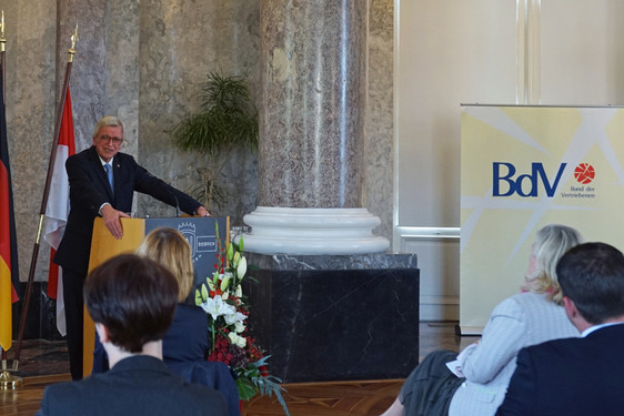 Im Schloss Biebrich fand am Sonntag, 19. Dezember, der 8. Hessische Gedenktag für die Opfer von Flucht, Vertreibung und Deportation statt. Ministerpräsident Bouffier nahm dies zum Anlass, an die Aktualität dieser Thematik zu erinnern.