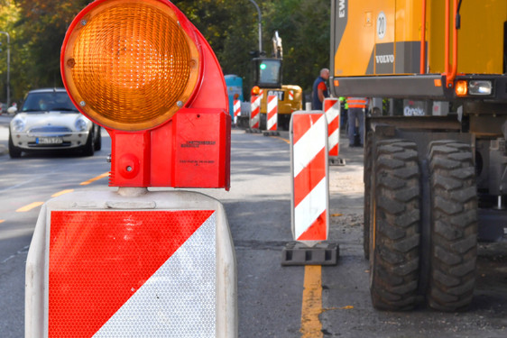 Bauarbeiten im Konrad-Adenauer-Ring in Wiesbaden. Fernwärmeleitung werden verlegt. Es wird zu Verkehrseinschränkungen kommen.