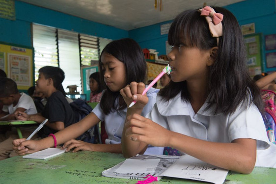 Die Brot für die Welt-Partnerorganisation Quidan Kaisahan ermöglicht Kindern auf der Philippinen-Insel Negros den Schulbesuch und versorgt sie mit den nötigen Schulmaterialien