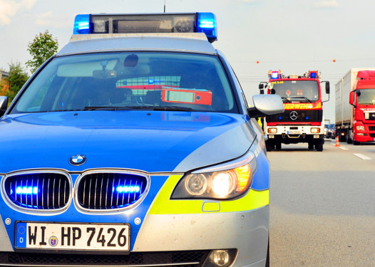 Polizei und Feuerwehr nach Unfall in Wiesbaden im Einsatz