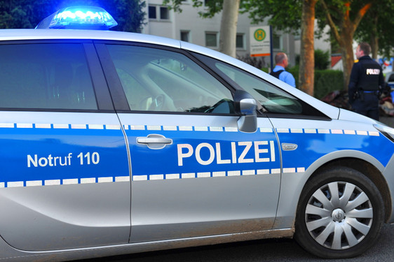 Ein Mann hat am Mittwochvormittag in Wiesbaden-Biebrich an einer Bushaltestelle Passanten angepöbelt und eine Seniorin angegriffen. Anschließend ginge er noch auf die Einsatzkräfte los.