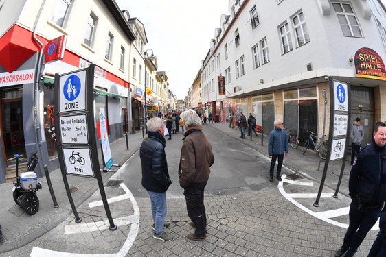 In einem Testversuch wird die Fußgängerzone in der Wellritzstraße erweitert.