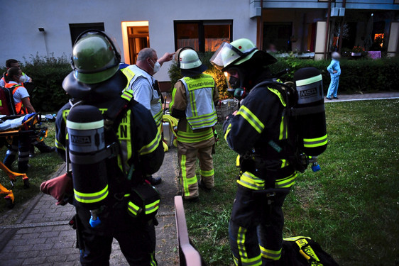 Bei einem Brand in Wiesbaden-Erbenheim verletzten sich am Mittwochabend zwei Menschen.