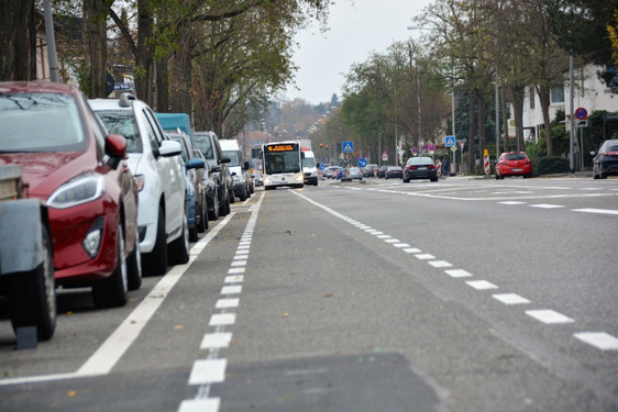 Die neue Verkehrsraumaufteilung auf der Äppellallee schafft mehr Raum für Auto-, Rad- und Busverkehr.
