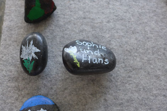 Bemalte Steine für Sophie und Hans Scholl