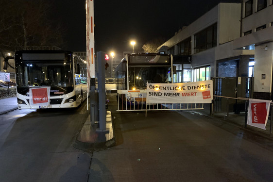 Warnstreik: Am Freitag, 17. Februar, fahren in Wiesbaden keine Stadtbusse. In der Innenstadt waren dafür mehr Autos auf den Straßen unterwegs.