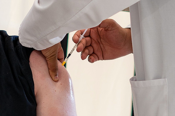 Noch gibt es nur wenige Omikron-Fälle in Wiesbaden - eine Impfung schützt vor einem schweren Verlauf