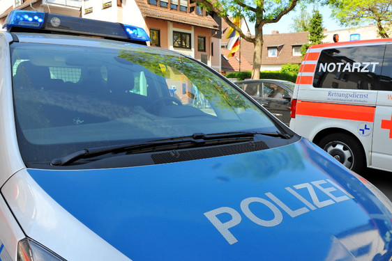 29-jähriger Mann am Samstag auf offener Straße in Wiesbaden angriff und schwer verletzt. Rettungssanitäter und Polizei waren im Einsatz.