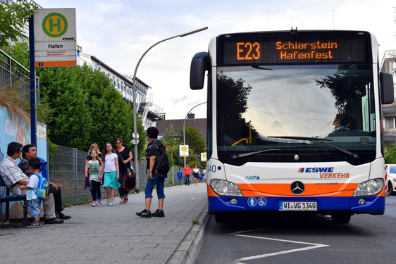Stressfrei zum Schiersteiner Hafenfest mit dem Bus.