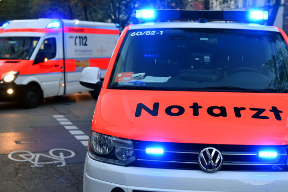 Mann bei Verkehrsunfall zwischen Radfahrern am Montag in Mainz-Kostheim schwer verletzt. Rettungskräfte waren im Einsatz.