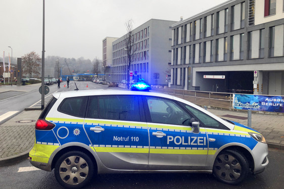 Bombendrohung im Wiesbadener Justizzentrum. Das Gebäude wurde geräumt und die Polizei sperrte den Bereich weiträumig ab.