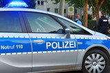 Radfahrer blockieren und beschädigen Li8nienbus in Wiesbaden-Dotzheim. Täter werden von Polizei dank eines Zeugen festgenommen.