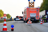 Am Donnerstagmorgen ist ein Fahrzeug auf der A3 bei Wiesbaden von der Fahrbahn abgekommen und hat sich überschlagen. Rettungskräfte warten im Einsatz.