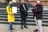 Oberbürgermeister Mende überreicht die silberne Stadtplakette für den Stadtjugendring e.V. stellvertretend an Matthias Seilberger (Vorsitzender) und Petra Riffel (Vorstand).