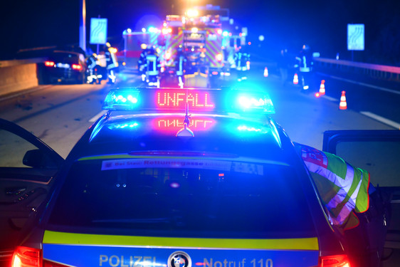 Ein alkoholisierter Autofahrer krachte am Samstagabend auf dem Parkplatz "Alte Römerstraße" an der A671 bei Mainz-Kstel in einen stehenden Lkw. Fahrer und Beifahrer werden leicht verletzt. Mehrere Rettungskräfte waren im Einsatz.