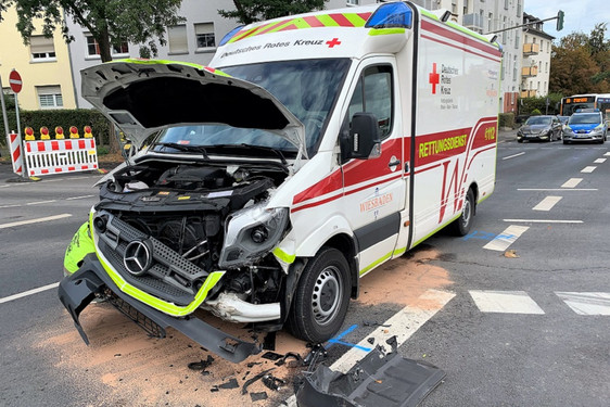Fünf Verletzte waren die Folge eines Zusammenstoßes auf der Dotzheimer Straße in Wiesbaden zwischen einem Rettungswagen auf Einsatzfahrt und einem Pkw. Rettungskräfte im Einsatz.