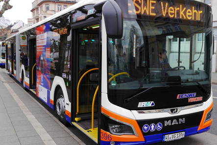 Neue 4-Türer-Gelenkbusse werden ab dem 2. April im ESWE-Liniennetz in der Landeshauptstadt Wiesbaden eingesetzt.