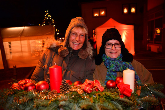Am 2. Adventswochenende findet in Wiesbaden-Delkenheim der traditionelle Weihnachtsmarkt auf dem Rathausplatz stat.