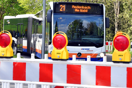 Vollsperrung der Berliner Straße in Wiesbaden-Erbenheim. Mehrere Buslinien werden umgeleitet.