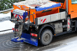 Eisregen am Montagmorgen sorgte für Wetter-Chaos in Wiesbaden: Die Straßen waren gefährlich glatt. Der Winterdienst der ELW, der Rettungsdienste und die Feuerwehr waren im Dauereinsatz.