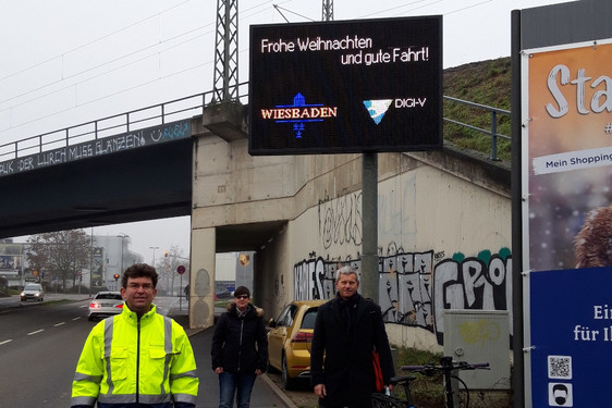 Umwelt- und Verkehrsdezernent Andreas Kowolhat am Freitag die erste digitale Verkehrs-Infotafel in Betrieb genommen.