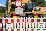 Gehweg Berliner Straße in Wiesbaden wegen Rohrverlegung gesperrt. Fußgänger werden umgeleitet.
