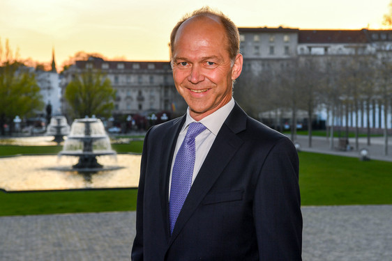 Konstituierende Sitzung der neuen Stadtverordneten. Dr. Gerhard Obermayr ist Wiesbadens neuer Stadtverordnetenvorsteher