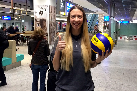 Vor dem ersten Training: Tanja Sredic bei ihrer Ankunft am Frankfurter Flughafen