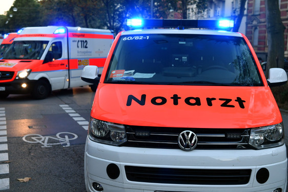 Fußgängerin von Pkw in Wiesbaden angefahren und verletzt. Rettungssanitäter versorgen das 14-jährige Mädchen.